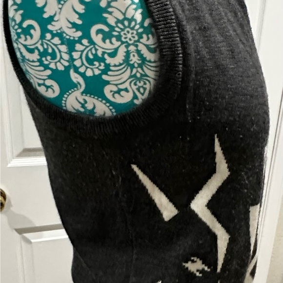 Preppy Black and White Graphic Sweatshirt. - Picture 6 of 6